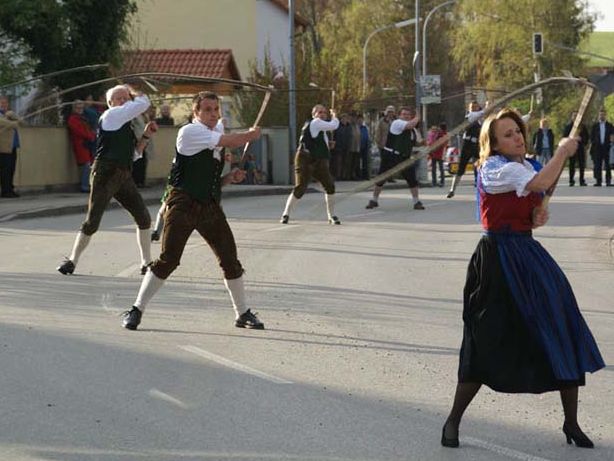 Goaslschnalzer beim Volksfesteinzug (W.Pollich)